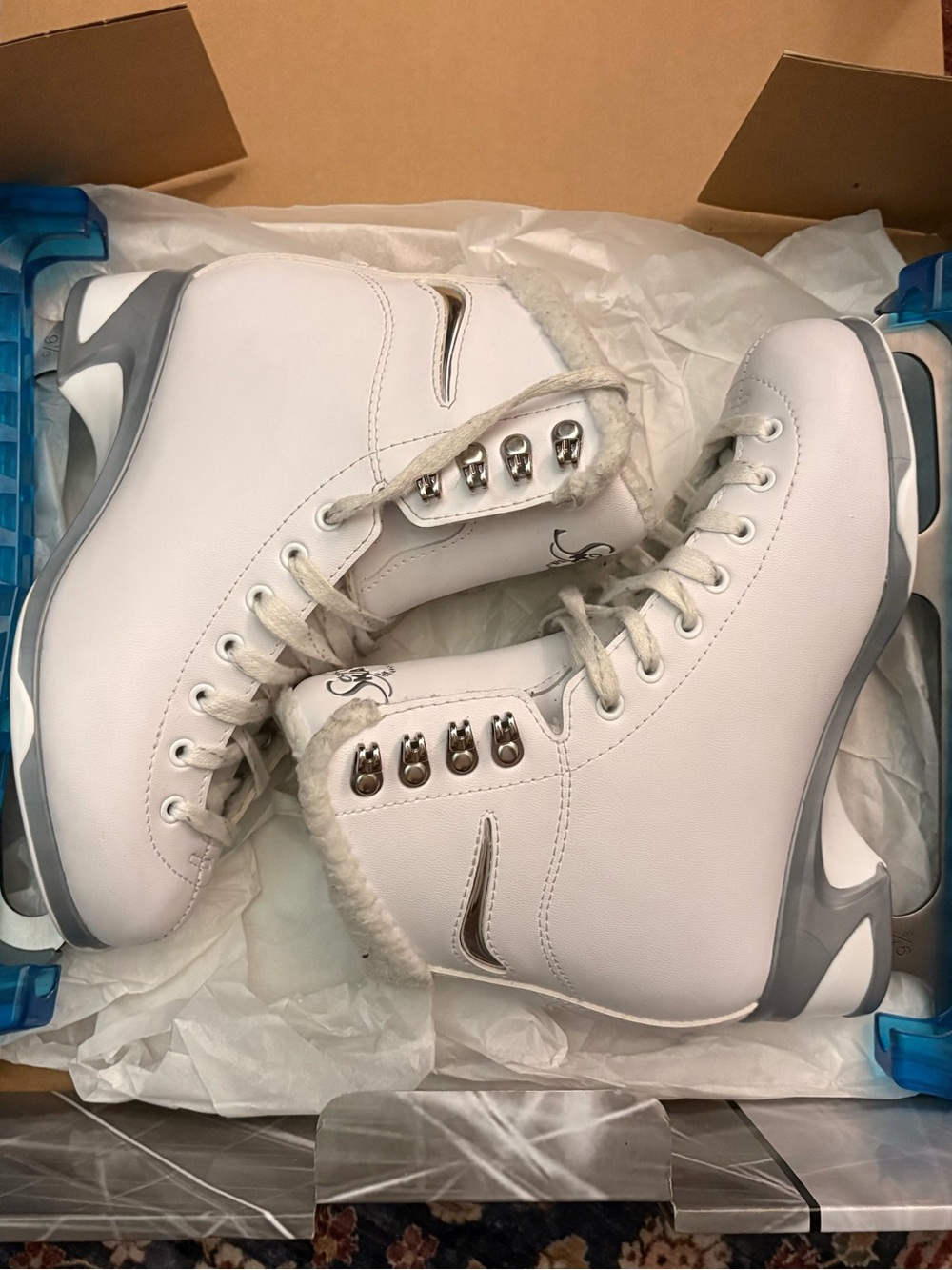 Size 5 Gently Used Jackson Soft Skate Figure Skates and Blade Guards